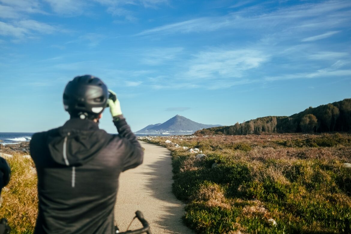 un cycliste prenant une photo